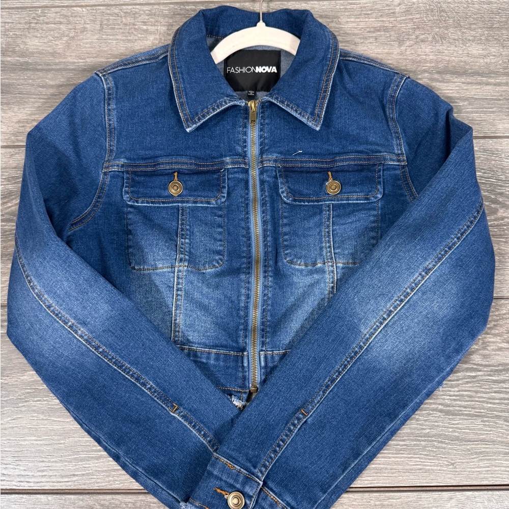 Cropped Jean jacket.